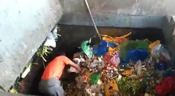 文明宁波丨为了一个蓝色塑料袋，两位保洁员刨了6吨垃圾！